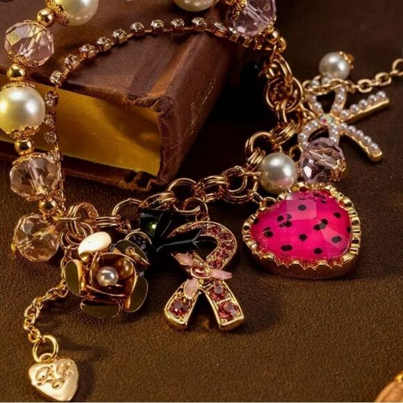 ♥️ Betsey Johnson stunning novelty charm bracelet ♥️ - Picture 3 of 7